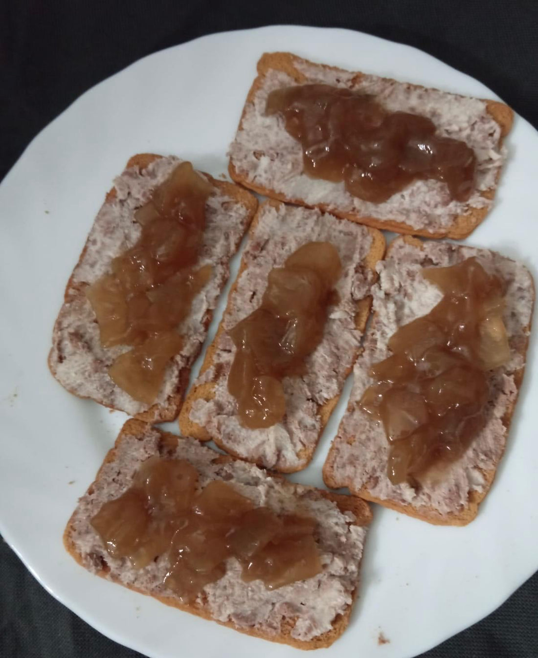 Hojaldre de paté La Charra y cebolla caramelizada