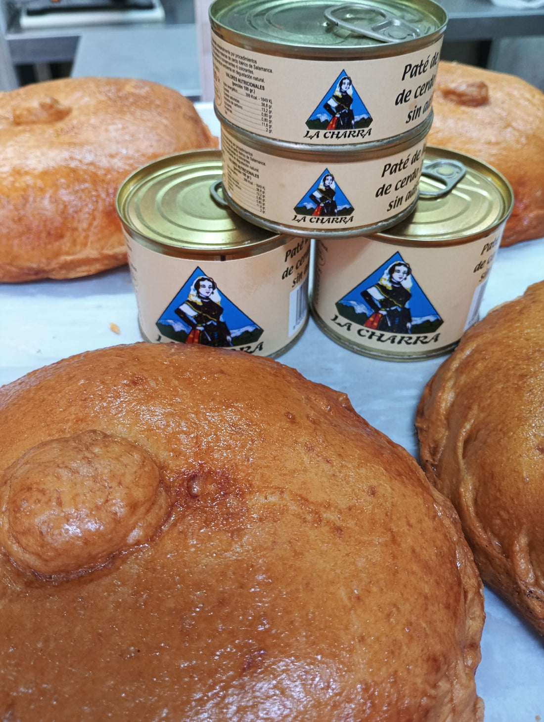 Acompaña el tradicional hornazo del lunes de aguas con paté la charra.